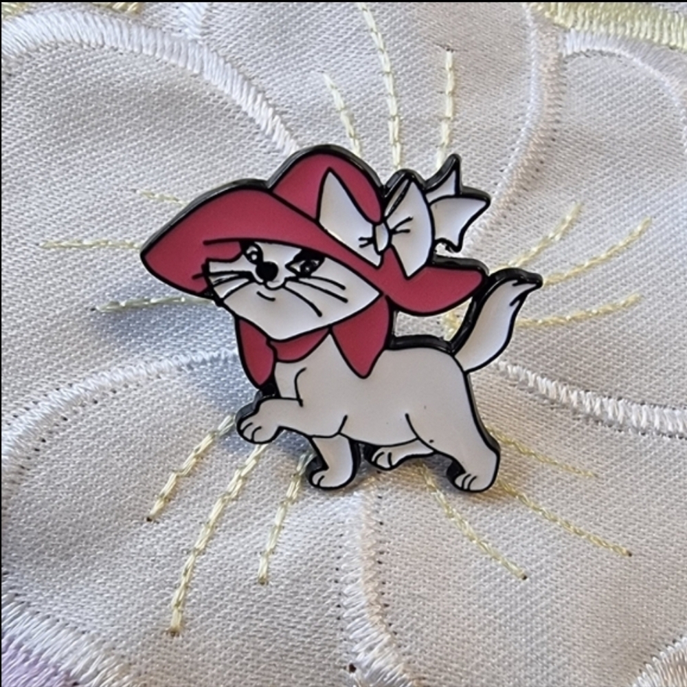 🆕️ Sassie Marie Aristocats Stylish Cat Enamel Pin - Pink and White